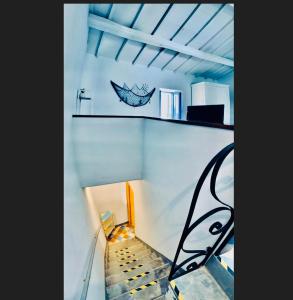 eine Treppe mit einem blauen Fischaufkleber an der Wand in der Unterkunft Lago Trasimeno - La Casa del Pescatore - vicino a Perugia in San Feliciano + 13 Fotos