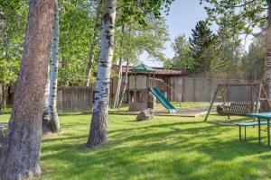Κήπος έξω από το Walk to Payette Lake McCall Condo with Fireplace