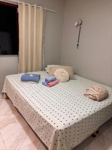 a bed with pillows on it in a room at Casa de Eliz in Horizonte