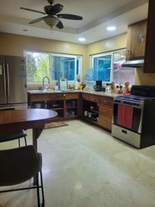 Cucina o angolo cottura di West End Room Shuttle Free