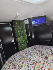 a bedroom with a bed and a wall with flowers at L'évasion - Pairi Daiza - Insolite in Chièvres +29 photos