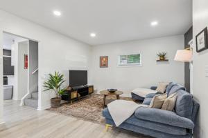 Μια τηλεόραση ή/και κέντρο ψυχαγωγίας στο Charming 3BR Home - Close to CLE Clinic
