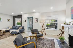 Χώρος καθιστικού στο Charming 3BR Home - Close to CLE Clinic