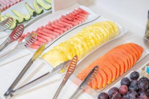 un buffet di diversi tipi di sushi e frutta di Hotel Cusco Guest Home a Cuzco