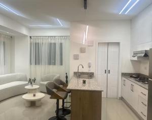 una stanza con cucina e soggiorno di Yuniel RT a Santo Domingo