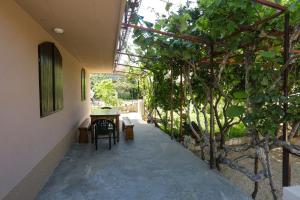 Vonkajšia záhrada v ubytovaní Apartment Grebastica 4881a