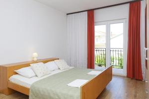 Posteľ alebo postele v izbe v ubytovaní Apartment Grebastica 4881a