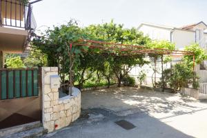 Vonkajšia záhrada v ubytovaní Apartment Grebastica 4881a