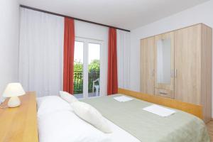 Posteľ alebo postele v izbe v ubytovaní Apartment Grebastica 4881a