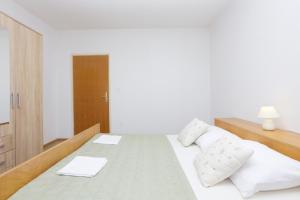 Posteľ alebo postele v izbe v ubytovaní Apartment Grebastica 4881a