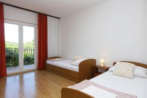 Posteľ alebo postele v izbe v ubytovaní Apartment Grebastica 4881a