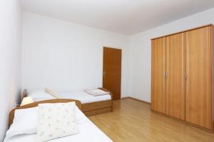 Posteľ alebo postele v izbe v ubytovaní Apartment Grebastica 4881a
