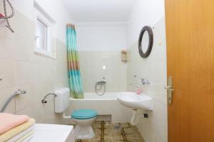 Kúpeľňa v ubytovaní Apartment Grebastica 4881a