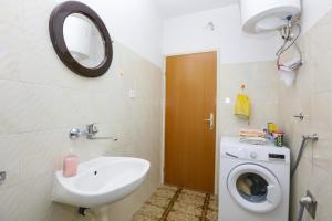 Kúpeľňa v ubytovaní Apartment Grebastica 4881a + 22 fotografií