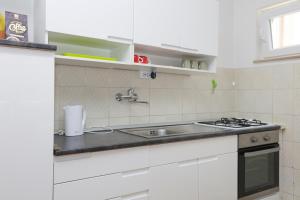 Kuchyňa alebo kuchynka v ubytovaní Apartment Grebastica 4881a