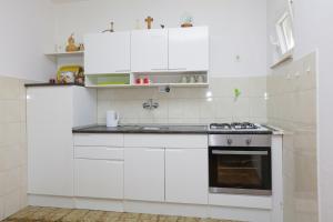Kuchyňa alebo kuchynka v ubytovaní Apartment Grebastica 4881a