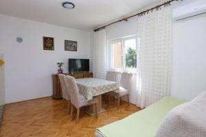 Televízia a/alebo spoločenská miestnosť v ubytovaní Apartment Grebastica 4881a
