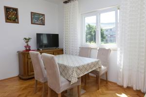 Televízia a/alebo spoločenská miestnosť v ubytovaní Apartment Grebastica 4881a