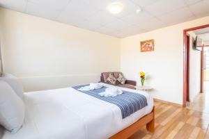 Letto o letti in una camera di Hotel Cusco Guest Home