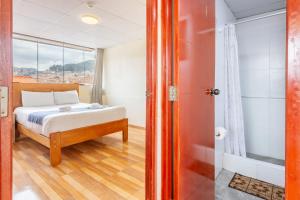 Letto o letti in una camera di Hotel Cusco Guest Home