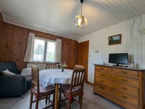 TV a/nebo společenská místnost v ubytování Gîte reposant en forêt avec terrasse, proche de Plombières-les-Bains - FR-1-589-165
