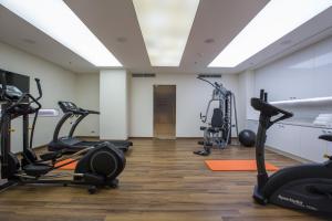 ein Fitnessstudio mit Laufbändern und Crosstrainern in der Unterkunft Vivienda Residence in Riad
