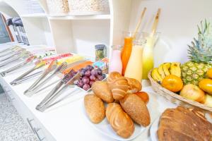 un buffet ricco di pane, frutta e bevande di Hotel Cusco Guest Home a Cuzco