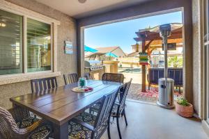 Μπαλκόνι ή βεράντα στο Spacious Home with Backyard Oasis in Goodyear!