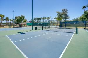 Εγκαταστάσεις για τένις ή/και σκουός στο Spacious Home with Backyard Oasis in Goodyear! ή εκεί κοντά