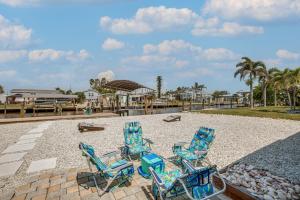 Φωτογραφία από το άλμπουμ του Steps to Canal St James City Home with Dock σε Saint James City