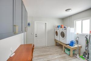 Φωτογραφία από το άλμπουμ του Steps to Canal St James City Home with Dock σε Saint James City