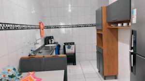 a kitchen with a counter and a kitchen sidx sidx sidx at Apartamento mobiliado in Belém