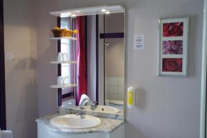 Ένα μπάνιο στο Logis Hôtel La Résidence, Cognac Centre +49 φωτογραφίες