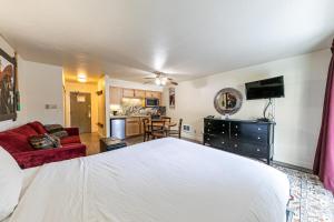 ein Schlafzimmer mit einem weißen Bett und ein Wohnzimmer in der Unterkunft 233 Bldg C condo in Truckee