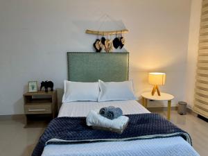 Un dormitorio con una cama grande con una manta azul. en EasyHouse, en Medellín