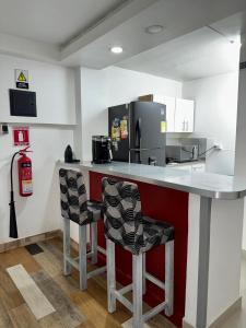 una cocina con barra y 2 taburetes en EasyHouse, en Medellín