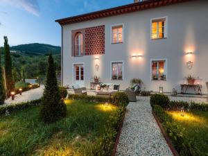 Κήπος έξω από το Villa in Lucca with Jacuzzi and Wine Tours