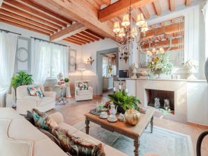 Χώρος καθιστικού στο Villa in Lucca with Jacuzzi and Wine Tours