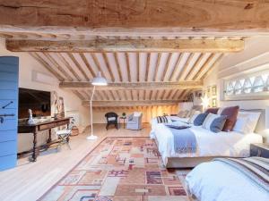 Un lugar para sentarse en Villa in Camaiore with Pool & Tuscan Views