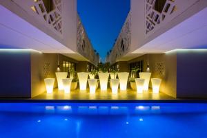 ein Raum mit vielen weißen Vasen in der Unterkunft Vivienda Residence in Riad