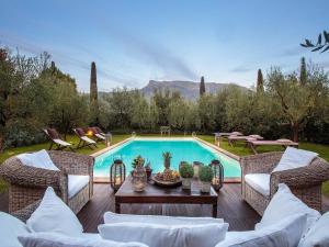 La alberca dentro o cerca de Villa in Camaiore with Pool & Tuscan Views