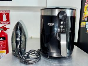 Un procesador de alimentos sobre un mostrador junto a un electrodoméstico. en EasyHouse, en Medellín