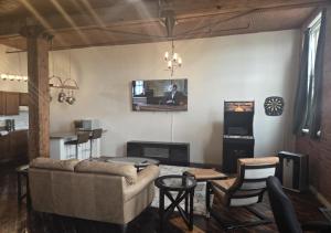 een woonkamer met een bank en een tafel bij Motown Riverfront Studio Loft in Detroit