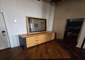een kamer met een dressoir met een spiegel erop bij Motown Riverfront Studio Loft in Detroit