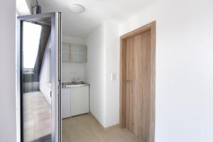 Η κουζίνα ή μικρή κουζίνα στο Hotel New In Guesthouse +17 φωτογραφίες