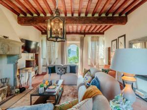 Fotografie z fotogalerie ubytování VILLA IL CASTELLO Vibrant Sanctuary of Enchanting Colours v destinaci Lucca