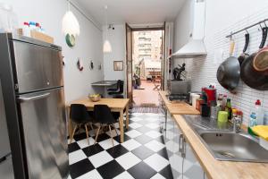 uma cozinha com piso em xadrez preto e branco em ZOOROOMS Boutique Guesthouse em Barcelona