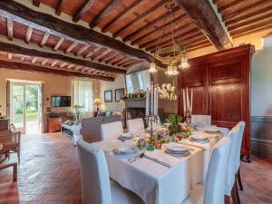 Μια τηλεόραση ή/και κέντρο ψυχαγωγίας στο Villa near Lucca with Pizza Oven and Garden