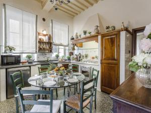 Una cocina con una mesa y sillas en una cocina. en Apartment in Lucca near Guinigi Tower, en Lucca 43 fotos más