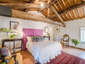 Ένα ή περισσότερα κρεβάτια σε δωμάτιο στο Farmhouse in Lucca with Jacuzzi Garden